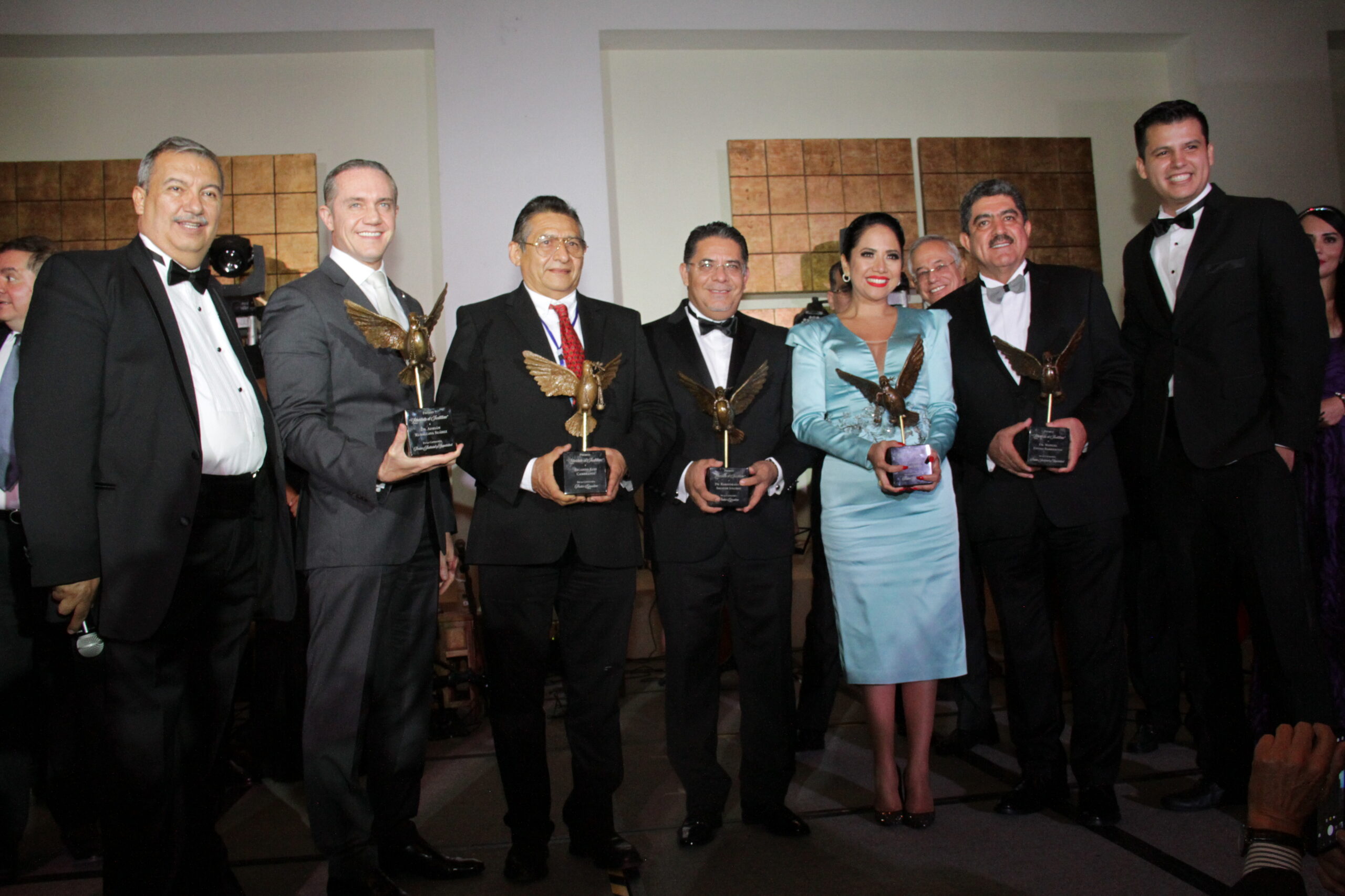 De izquierda a derecha: Jorge Fernández · Rector del IMELE. Adrián Rubalcava Suárez · Director General del Sistema de Transporte Colectivo Metro. Ricardo Koh Cambranis · Secretario de Educación del Estado de Campeche. Rabindranath Salazar Solorio · Subsecretario de Gobernación. Juanita Guerra Mena · Senadora de la República. Manuel Espino Barrientos · Director General del CONALEP. Francisco Fernández · Presidente de Liberjus.